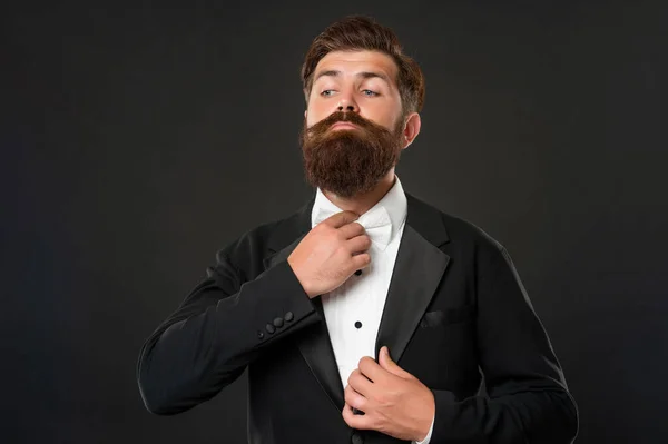 Novio barbudo en esmoquin sobre fondo negro, traje — Foto de Stock