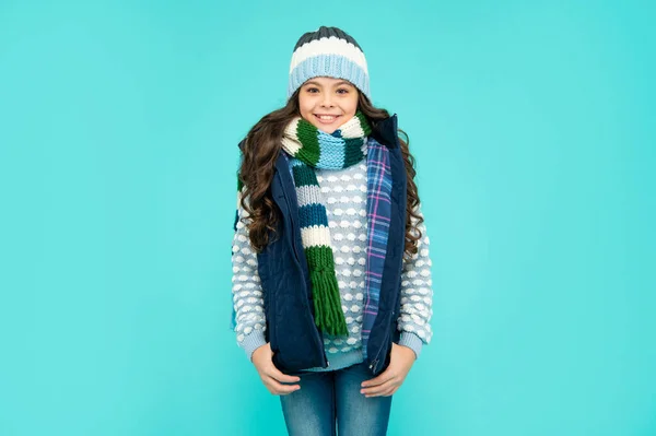 Emotionell tonåring flicka på blå bakgrund. barn som bär varma kläder. — Stockfoto