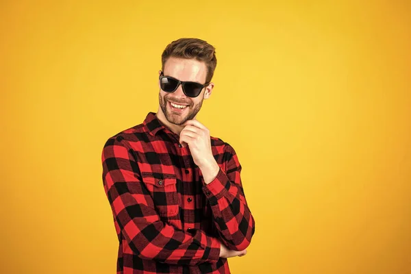 Stijlvolle man met trendy kapsel geruite shirt en bril, trend — Stockfoto