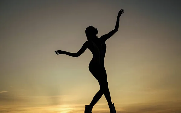 Kvinnlig siluett på solnedgång sky bakgrund dans kvinna, siluett — Stockfoto