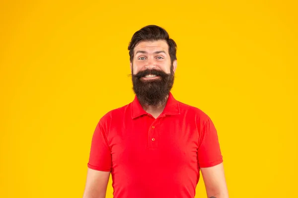 Cuidado del cabello y la barba. retrato de cara masculina alegre. hipster maduro con barba. — Foto de Stock