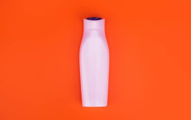 Markasız şampuan reklamı. Saç kremi ya da vücut losyonu. günlük alışkanlık