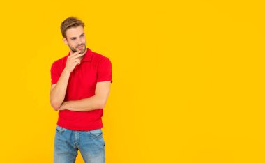 Kırmızı gömlekli adam sarı arkaplanda fotokopi alanı, moda