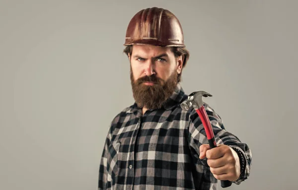 Bonito barbudo cara com barba e bigode segurar martelo, foco seletivo, construtor — Fotografia de Stock