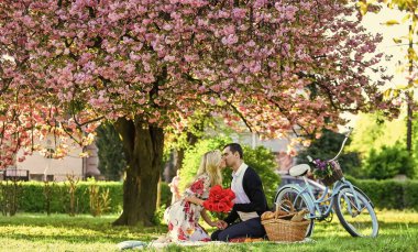 Hazinem. Romantik teklif. Mükemmel randevularının tadını çıkarıyorlar. Bisikletli bir çift parkta dinleniyor. Şarapla romantik piknik. Piknik randevusu olan bir çift. Bahar hafta sonu. Aşık, şehvetli öpüşme.