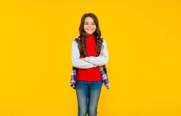 Ευτυχισμένη έφηβος κορίτσι σε casual ρούχα σε κίτρινο φόντο, μόδα — Φωτογραφία Αρχείου