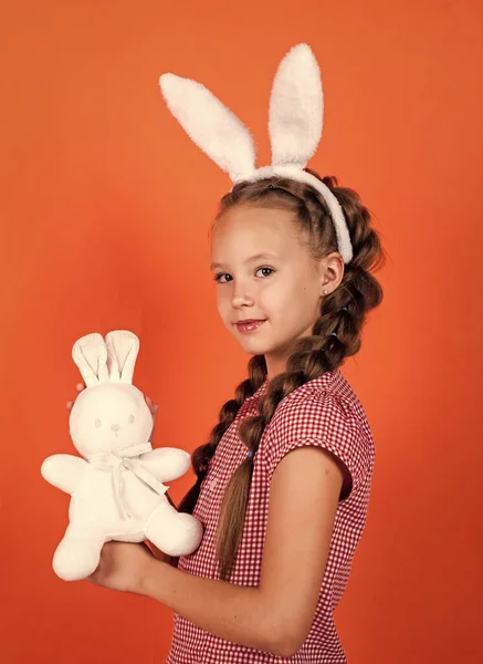 Påskvibbar. Tonårstjejen bär kaninöron. Glad påsk. Jag har bara roligt. Vårens semestertradition. Redo för äggjakt. Lycklig barndom. unge i kanindräkt. barn i hare öron och hålla leksak — Stockfoto