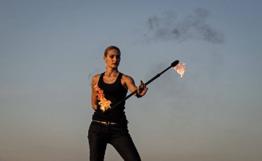 Alev için tam bir adanmışlık. Sopa çevirme. Yangın gösterisi. Açık hava gösterisi. İyi akşamlar.