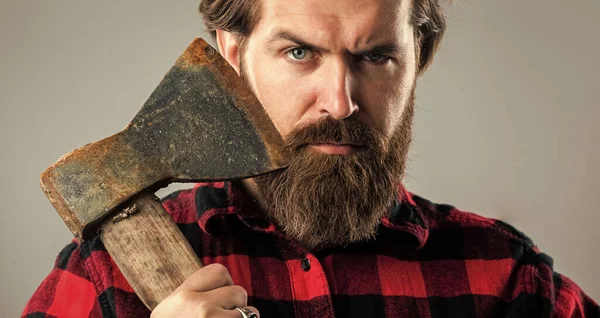 Fazer o cabelo parecer mágico. barbearia e cabeleireiro. brutal cara com longo barba — Fotografia de Stock