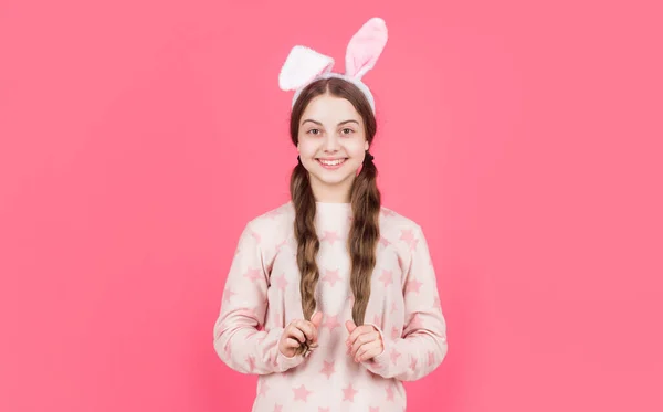 Feliz pascua niña en conejo orejas de conejo y pijama, pascua —  Fotos de Stock