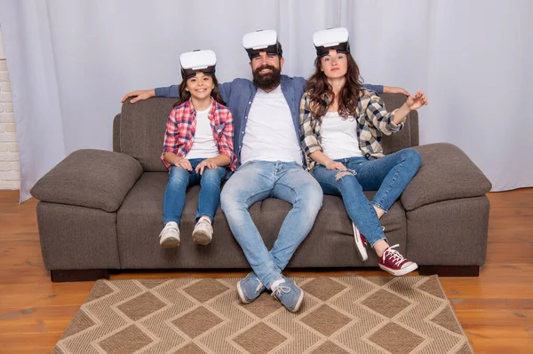 Gelukkig familie dragen vr bril zitten op bank thuis, familie — Stockfoto