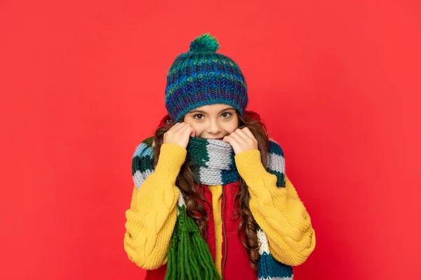 Retrato de criança vestindo roupas quentes. expressar emoção positiva. moda de inverno. — Fotografia de Stock