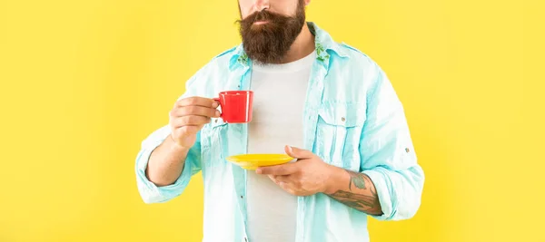 Homem sério vista cultura beber chá de copo segurando disco amarelo fundo, quebrar — Fotografia de Stock