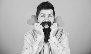 Seni sevmek benim işim. Kalp şeklinde kartları olan seksi bir sevgililer günü erkeği. Kırmızı kalp tutan sakallı adam. Küçük kalpli hippi. Sevgililer günün kutlu olsun. Aşkını ifade ediyor.