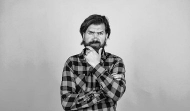 Düşünceli adam. Olgun adamın bıyığı var. Kareli gömlekli sakallı adam. Duygusal yüzlü acımasız bir adam. Sıradan bir erkek modası. Gerçekten yakışıklı bir hippi. berber dükkanı