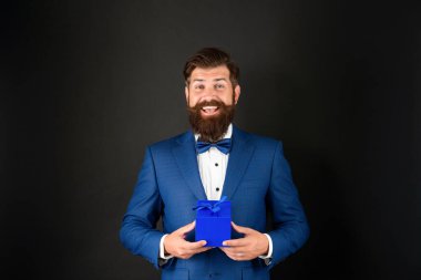 Smokinli, papyonlu, iş adamı ödüllü mutlu adam. özel selamlama.