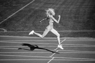 Atletik bayan sprint 'te yarışıyor. Spor, sağlıklı yaşam tarzı. Spor salonu açık havada. Koşucu hızlı koş