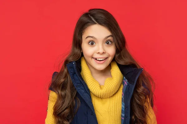 Retrato de un niño con ropa de abrigo. expresar emociones positivas. moda de invierno —  Fotos de Stock