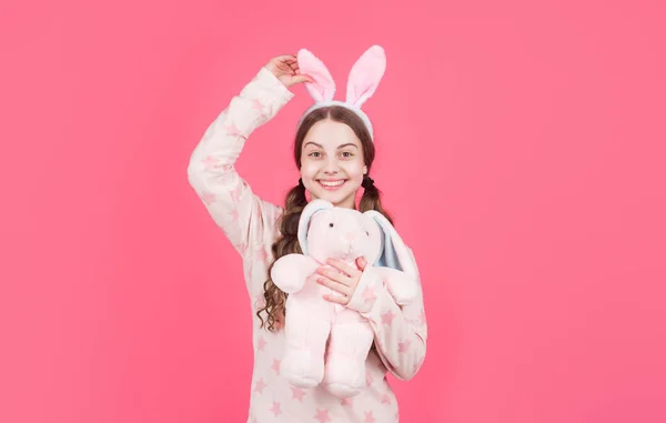 Menina feliz Páscoa criança em orelhas de coelho e pijama brincar com brinquedo, Páscoa — Fotografia de Stock