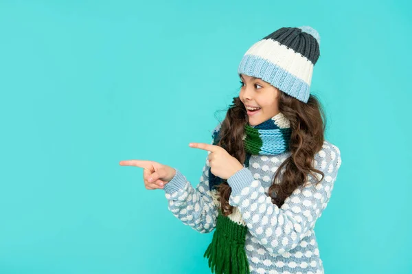 Menina adolescente surpreso no fundo azul. retrato de criança vestindo roupas quentes. — Fotografia de Stock