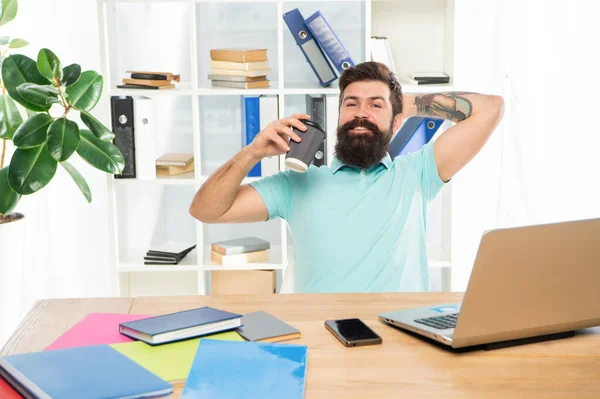 Feliz hombre de negocios relajarse durante el descanso de café en la oficina, relajación —  Fotos de Stock