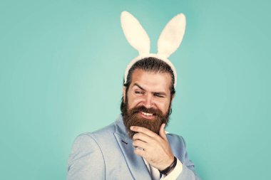 Heyecanlı hissediyorum. Paskalya kutlaması. Tavşan kulaklı adam. Tavşan adam tavşan kulağı takıyor. Tavşan avı başlıyor. Sakallı mutlu bir hippi. Tavşan kulaklı adam. Paskalya hazırlığı. Yumurta avı kavramı
