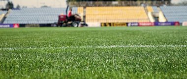 Açık stadyumdaki yeşil çimenler, seçici odak noktası. Spor ve oyunlar. sağlıklı yaşam tarzı.