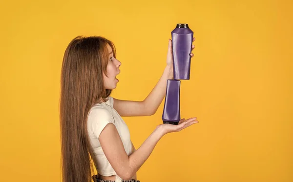 10代の女の子はシャンプーとコンディショナーで長いストレート髪を洗う,美容室 — ストック写真