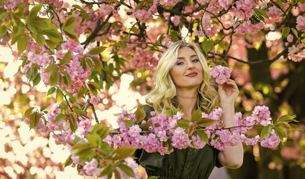 C'est mes meilleures vacances d'été. fille en bonne santé dans le jardin de cerisier. vintage mode d'été. printemps nature fleurir dans le parc. rétro femme odeur fleurs sakura. spa et soins de beauté. soin doux de la peau — Photo