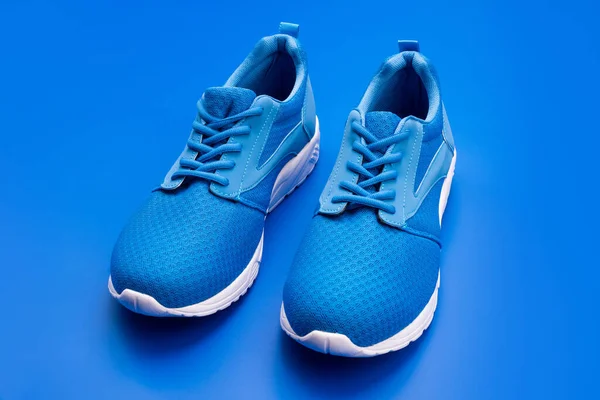 Sportliches Schuhwerk zum Laufen. Paar bequeme Sportschuhe. sportliche blaue Turnschuhe. — Stockfoto