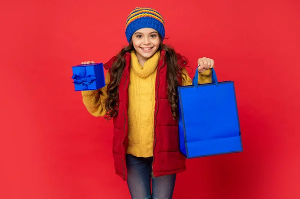 Vendas sazonais de Natal. menina adolescente feliz em com caixa. Dia de boxe. presente e presentes comprar. — Fotografia de Stock