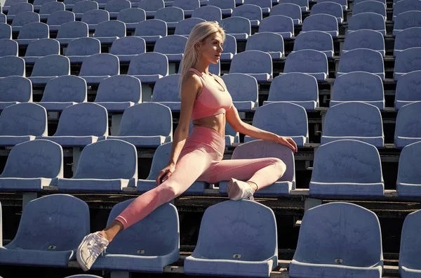 Sportlerin dehnt sich auf dem Stadion mit perfekter Beweglichkeit, Fitness — Stockfoto