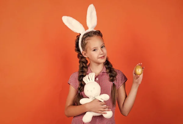 Heerlijke traktaties. Gelukkig meisje met paashaas speelgoed. Het kind draagt konijnenoren. kind in konijnenkostuum. Voorjaarsvakantie plezier. Gelukkig Pasen. De jacht op eieren begon. Kindergeluk. Maak je klaar voor Pasen — Stockfoto