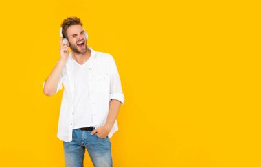 Online eğitim. Okula dönüyorum. Kulaklıklı genç adam. müzik dinle..