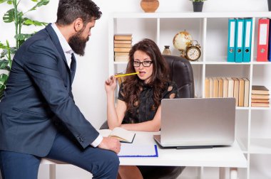 Fikirleri şekillendiriyor. Ofisteki profesyonel çalışanlar. İş yerinde ciddi çalışanlar. Kariyer erkeği ve kadını