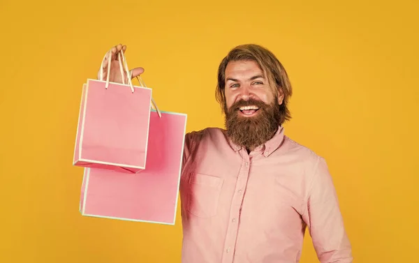 Érett férfi szakáll és divatos frizura hold ajándék csomag, shopaholic — Stock Fotó