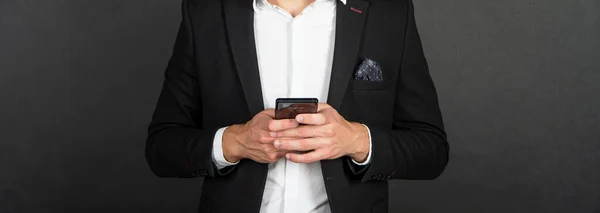 Обрезанный мужчина в костюме болтает по телефону, общается — стоковое фото