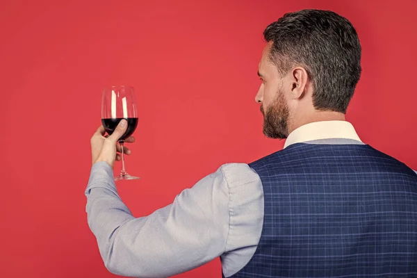 Stilig sommelier i formell klädsel håll glas rött vin för att dricka, hälsning — Stockfoto