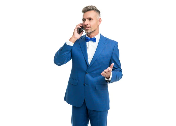 Glimlachende man in blauwe strik pak praten op telefoon geïsoleerd op wit — Stockfoto