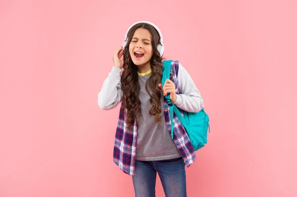 Online oktatás. Vissza az iskolába. Boldog énekes lány fülhallgatóban. zenét hallgatni.. — Stock Fotó