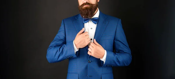 Homme recadré en smoking bleu noeud papillon. gentleman en tenue de cérémonie sur fond noir. mode formelle masculine — Photo