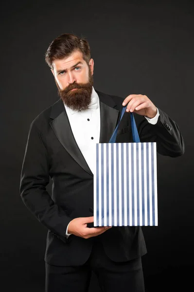 Papillon uomo in smoking su fondo nero che presenta shopping bag. San Valentino. copia spazio. — Foto Stock