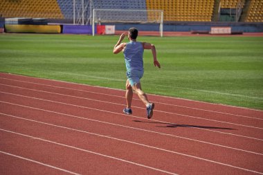 Adam yolda hızlı koşuyor, dayanıklılık ve dayanıklılık