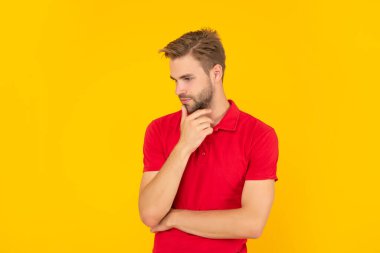 Kendine güvenen ve yakışıklı, tıraşsız adam. Erkek modası. Erkeklerin güzelliği.