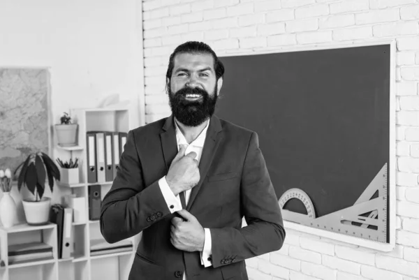 Hombre fijar corbata y usar traje formal en la lección de la escuela de negocios, educación —  Fotos de Stock