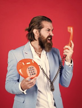 Resmî kıyafetli sakallı adam eski moda telefondan konuşuyor. Zarif iş adamları iş konuşur. İletişim. Saçları taranmış gerçek bir beyefendi klasik telefon tutar. Güzel konuşmaydı. Manevi Bağlantılar