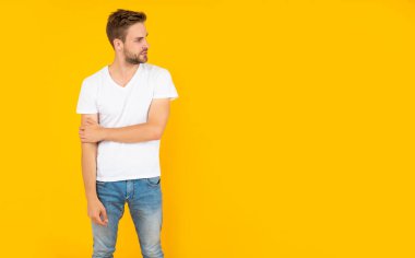 Kendine güvenen ve yakışıklı, tıraşsız adam. Erkek modası. Erkeklerin güzelliği.