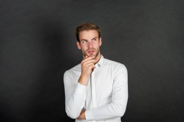 Siyah arka planda saç stili olan genç adam, erkek güzeli.