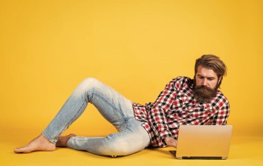 iş dünyasındaki modern teknoloji. Çevik iş. Dijital yaşam tarzı kavramı. Bilgisayarda çalışan olgun bir öğrenci. Adam defter üzerinde çalışıyor. İnternetten alışveriş. Neşeli hippi bilgisayar kullanıyor. Boşluğu kopyala