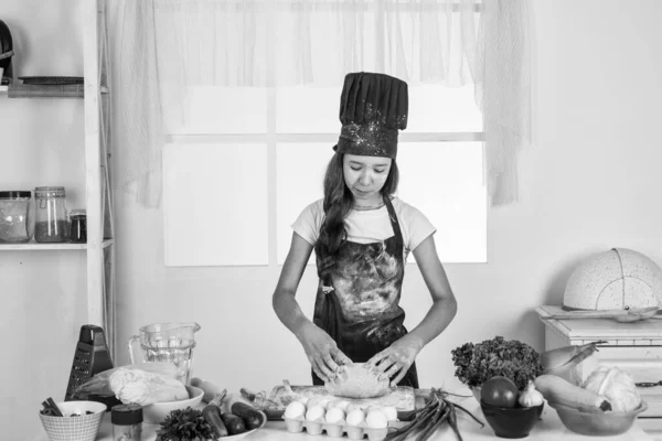 Bom gosto. dieta. jovem padeiro preparando refeição na cozinha. cozinhar alimentos para o jantar — Fotografia de Stock